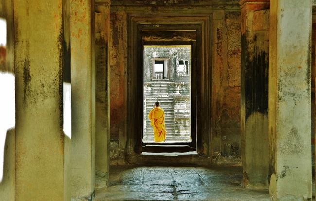 と思ったらいつのまに・・・<br />これ、お気に入りの写真です。<br />とてもこの世とあの世の堺のような錯覚に。<br /><br />このお坊さんは本当に神々しかったです<br />・・・て、仏教だから神ではないか・・・<br />