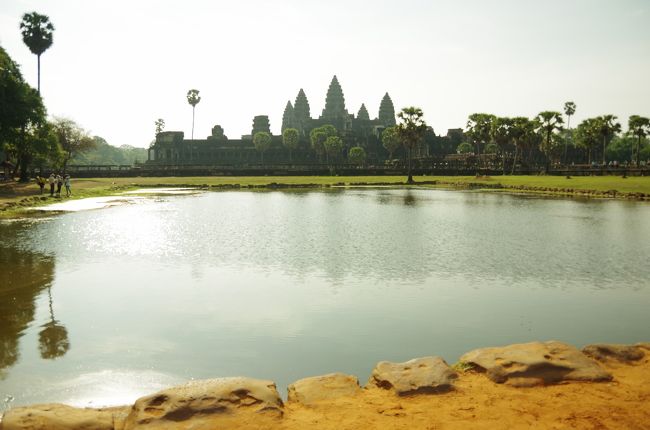 朝日待ちの観光客はこちら左の池の方が多いです。<br />こっちの方がきれいに見えるのかな？
