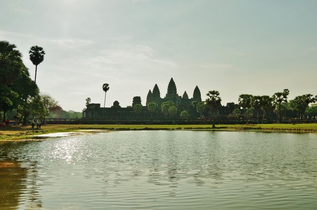 もしかしてこっちの方が逆さアンコールワットが綺麗に見えるのかも。<br />池も広いし。<br />