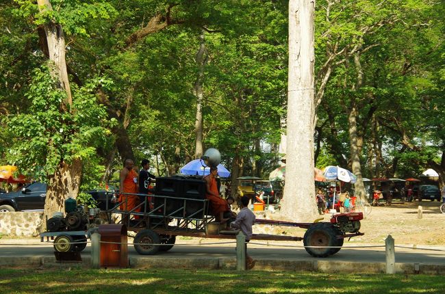 アンコールワット内部観光終了。<br /><br />アンコールワットの外でお坊さんが宣伝カーに乗り何か話しています<br />説法？<br />それとも何かの宣伝？