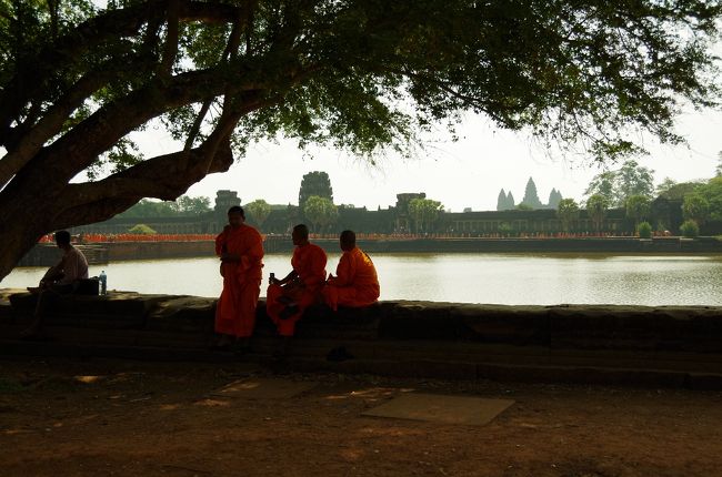 お坊さんたちもお坊さん行列が気になるらしく<br />（不思議な光景ですね（笑））