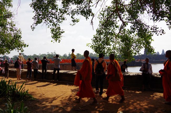 お、お坊さんたち、もっと近くに行くのね。<br />では私も・・・