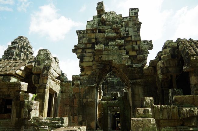 今にも崩れてきそうでワクワク