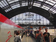 約１時間半でドイツ・ケルン駅に到着。カッコイイ駅舎です。
