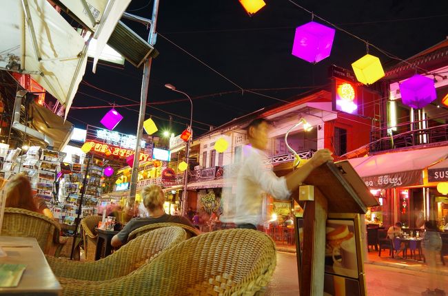 午後はプール入って、昼寝して、部屋でテレビ見てのんびり。<br /><br />ローカルレストランで夕飯食べてから、フルーツシェイク片手にナイトマーケットでお土産物色。<br />とにかくちゃんと使える大判クロマーをお土産用に大量買いしたかったのです。<br />まずは一件目で普通に値段交渉して一枚購入。で次のお店では「あっちはいくらにしてくれた」といってさらなる値引きを要求。それを3店舗くらい続けて結果、2.5ドルが値切りの底値な感じでした。<br />小判なら1ドルまでは余裕で値切れそうでした。<br /><br />お土産でカバンをパンパンにして、再びパブストリートで道行く人を観察しながら一人乾杯。<br />またまた3ドルフットマッサージをしてホテルまで歩いて帰りました。