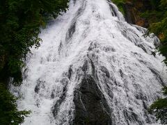 湯滝は近い場所で滝を眺めることができるので、すごい迫力です！

