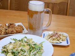 6：00にシギラビーチを後にし、ホテルに帰ってひとっ風呂浴びて
7：30に同じシギラリゾート内にある「ホテルブリーズベイマリーナ」
の道を挟んで目の前の屋台村の横のお寿司屋さんの裏にある「ひろちゃん」
「こんな所・・・」と前回来た時にバカにしていたのですが、
皆さんの書き込みを見て行ってみたらこれが大当たり！！
十人十色ですから好き嫌いはあると思いますが自分は気に入りました　100点
(決して綺麗なお洒落なお店ではありません　大衆的な地元のおじい・おばあが
　溜まっていそうな・・・)

風呂上がりのビールが何とも言えません
ちゃんとジョッキを凍らしてくれているので有り難い

島ラッキョウ・ゴーヤチャンプル・鶏のから揚げ・生ビール
どれも最高に美味しかったです。
ゴーヤチャンプル苦く無いです　美味しいです
（残念ですが、2020年に行った時には全てが変わっていました。ショック！）