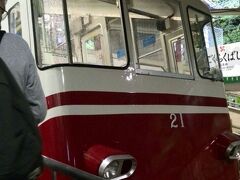 食べてうとうとしていたら、あっという間に極楽橋まで来ました。
ここから、急斜面をこの南海高野山ケーブルで登ります。
まもなく高野山駅。
ここからまたバスで１０分程度乗ると、突然高野山の街並みが現れてきます。
こんな山奥に、こんな大きな町があるのが本当に不思議ですね。