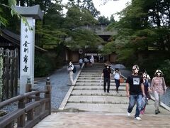 ２時過ぎに、お隣の金剛峰寺に到着。
手前にある公衆トイレは清潔でした。
トイレなど、蚊がいるのではと怯えながら参りましたが、中心部ではほぼ虫に悩まされることはありませんでした。
雨が降っていたからか、対策をしてきたからか・・・
