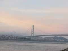 夕焼けに染まる明石海峡大橋
