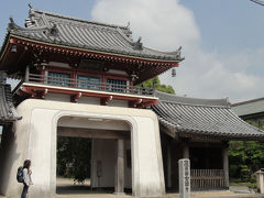 『６番札所 温泉山 瑠璃光院 安楽寺』
１時間ほど歩いて安楽寺に着きました。距離はありますがすんなり着きますね。
中国っぽい作りの山門が良いですね〜これが見たかった！