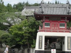 『７番札所 光明山 蓮華院 十楽寺』
１５分ほどで十楽寺に着きました。
こちらも中華風な門で好きですね。竜宮門というそうです。