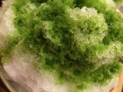 これは超有名な赤福氷
伊勢の名物赤福餅が経営する茶屋

宇治の中に餡子と餅が入っています