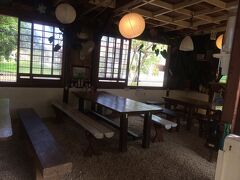 ここは、空港から港へ向かう途中、宮良川の手前にある、ミスターアンドミセス石垣
ミルク感のある、スノーアイスが食べられる店です。手づくりな感じの素敵な休憩所があります。
