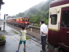 足尾駅で、
未来の写真家？と一緒にわっしー号を１枚