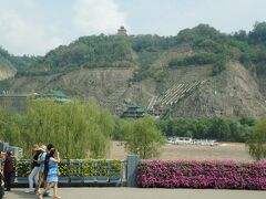 蘭州から次の目的地の武威までは約250ｋｍのバス旅になります。
甘粛省博物館 を出るとすぐ左手に黄河が見えてきました。