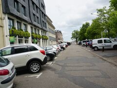 トゥール通り
左手に、IBIS を見つけました。ここにも駐車場がありましたね。

Hotel ibis Styles Honfleur Centre Historique

ドライブ旅行の傍ら、オンフルールで1泊するとしたら、このホテルは便利そうです。