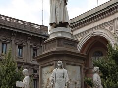 『スカラ広場』

スカラ座の目の前にある広場です。
中央にはレオナルド・ダ・ヴィンチの像があります。