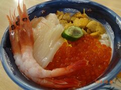 早起きして函館朝市で海鮮丼を食す。