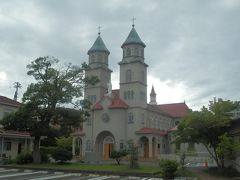 新潟カトリック教会．
1927(S2)年建造，正面の連なる鐘塔が特徴か．
