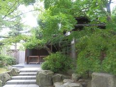 白山神社に隣接する燕喜館．
若狭から移住してきた江戸時代の豪商齋藤家の邸宅を白山公園内に移築したもの．
現在は市の管理でイベント等に座敷・茶室が貸し出されている．
1908(M41)年建造，木造平屋建，寄棟造，瓦葺，国登録有形文化財．