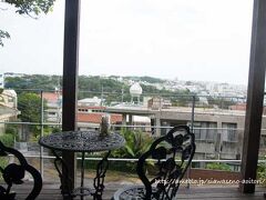 二日目。
再び那覇まちまーいで玉陵から金城の石畳、大アカギのツアーへ。
結構高低差ありで長めに歩くツアーで、終わったら汗びしょびしょでした。

途中紹介してもらった石畳カフェ真珠（まだま）へ。
眺めいい！風が気持ちいい！