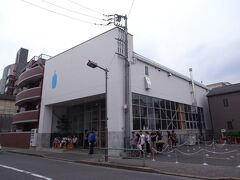 ブルーボトルコーヒー

９月７日（日）昼ころの混雑具合はこんな感じです。
オープン当初は凄い行列だったようですが、青山にも店舗がオープンし落ち着いたようです。