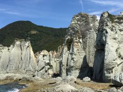 仏ヶ浦は観光船を利用せず、仏ヶ浦の駐車場から下って散策しました。
11：00に到着、散策が終わったのは12：00。写真中程にある見学者たちの小さいこと！　ただ、絶壁ばかりではありません。水上勉「飢餓海峡」の犬飼多吉が登れる余地はありました。