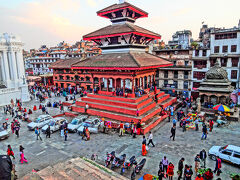 夕方17時半頃の、ダルバール広場にあるシヴァ寺院の上からの眺め。

ここに来るとシヴァ寺院の階段を上がって基壇のヘリに座り、本を読んだり広場を眺めたりします。