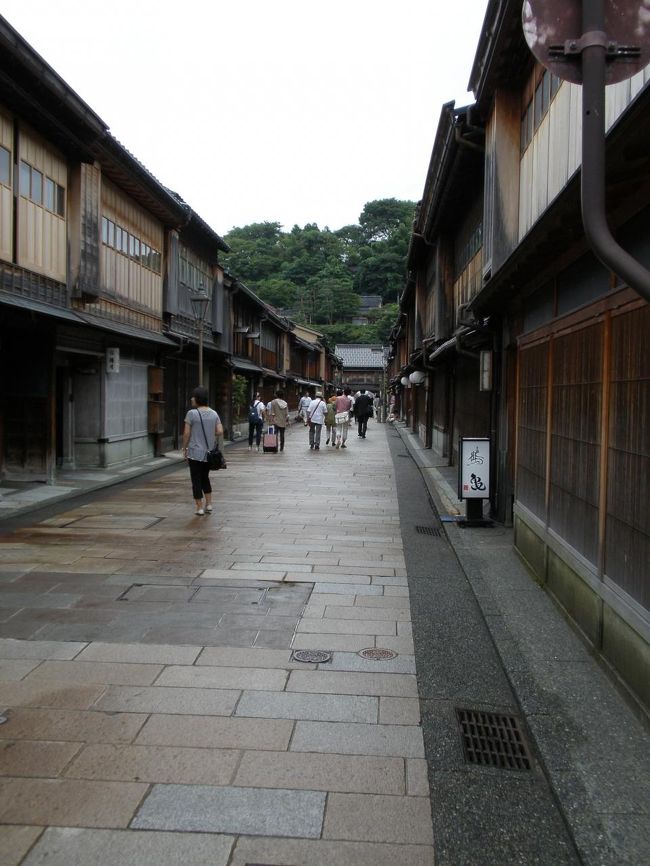 レトロな街並みを歩きます。