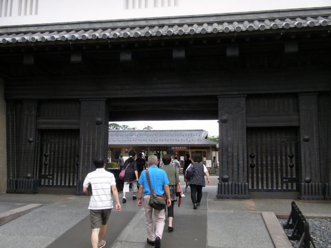 蒸し暑くて、汗が流れ落ちます。