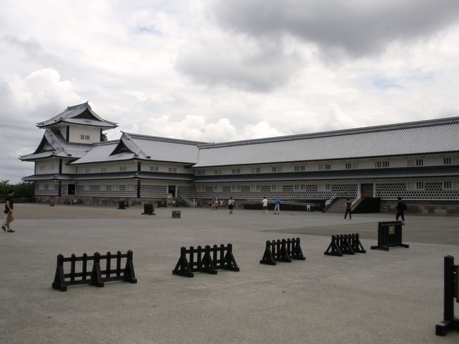 城としては新しい感じはするのですが、<br /><br />広々としています。