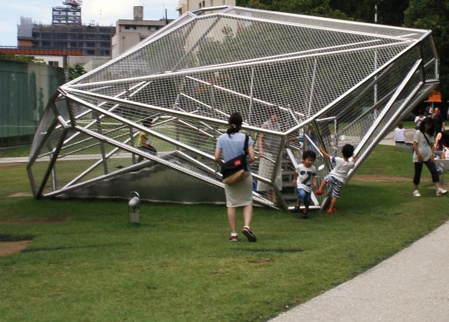 遊具作品「ラッピング」で遊ぶ子供たち。