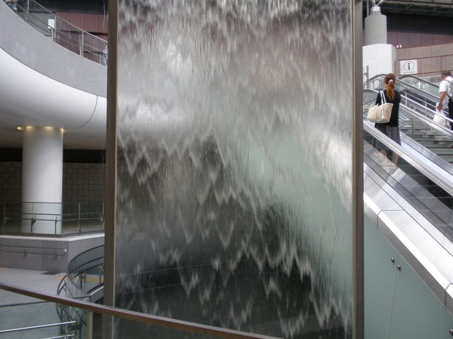 エスカレーター横に、<br /><br />涼しげな水のカーテンがかかっています。