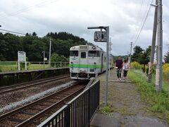 上野ファームに少し早く着いたので開園時間まで近くを散策しました。
石北線の桜岡駅に来てみたら単行ディーゼルの普通列車がやってきました。