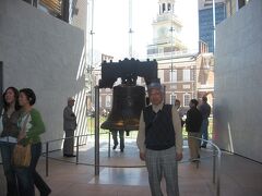 リバティ ベル センター の中には「Liberty Bell」（自由の鐘 ）がありました。長い列に並んで、ようやく写真を撮りました。
自由の鐘は1751年フィラデルフィアのペンシルベニア州議事堂で使用するために、ロンドンのホワイトチャペル社に鋳造を委託して造られました。しかしフィラデルフィアに届き、最初に鐘を鳴らした時に「ひび」が入ってしまったとのことです。