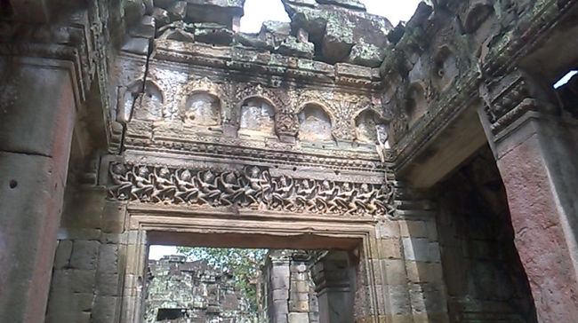 プレアカーン寺院の天女アプサラの彫刻でございます。<br />http://skyfkc.blog.fc2.com