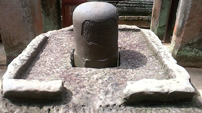 プレアカーン寺院にて、男女のシンポルを表されている。<br />