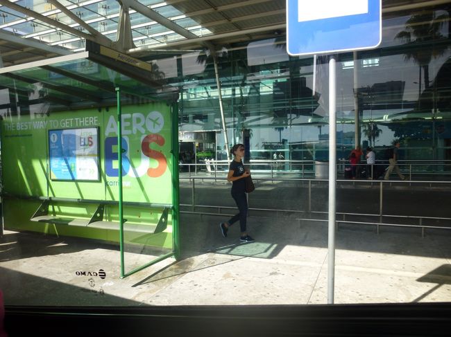 リスボンに到着しました。<br />Aerobusでホテル近くのロシオまで行きます。<br />バスに乗る前に空港の??で翌日に利用する為に<br />Lisboa Cardを購入。冊子にクーポンがついており<br />料金が43%OFFになりました。