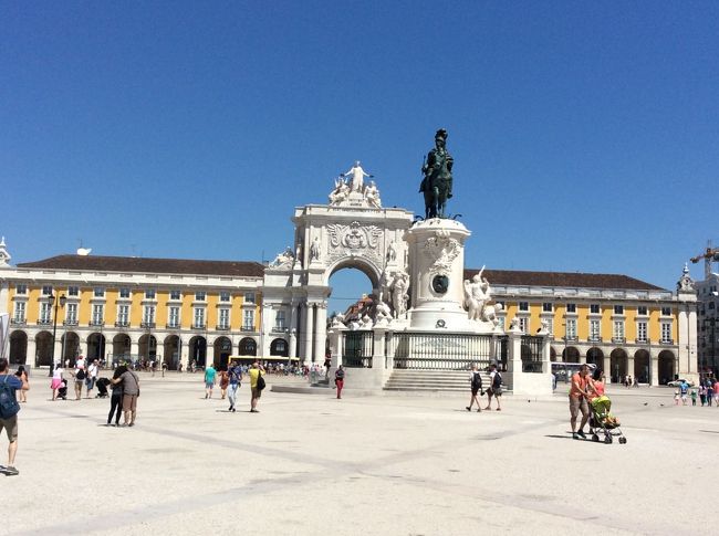 ホテルのチェックインまで近くを散策です。<br />まずはコメルシオ広場。<br />日陰など一切ない広場ですが<br />カラッとしているので頑張れました。