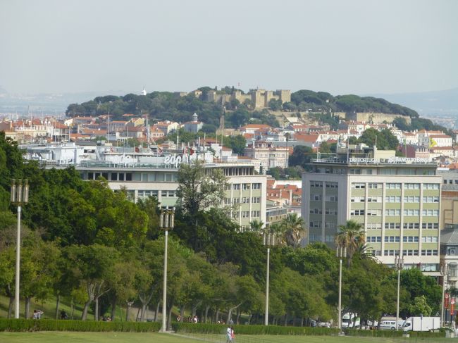 リベルダーデ通りを歩いて下ります。<br />サンジョルジェ城も見えます。