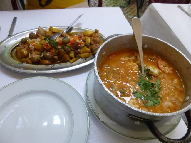 ホテルでしばし休んでから食事に出掛けました。<br />初日はポルトガルらしいものと決めていました。<br />タコのリゾートが食べたかったのですが<br />無いのでシーフードでどうか？と言われ<br />フライドポークとポテトの炒め物と共に注文。<br />どちらも美味しかったです‥が量が多い。