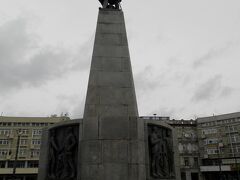 ヴォルノシチ広場の中央にあるタデウシュ・コシチュシュコ像。
結構高い。
タデウシュ・コシチュシュコさんは、アメリカ独立戦争に義勇兵として参加・活躍し、将軍にまでなり、その後祖国ポーランドの分割に抵抗し「コシチュシュコ蜂起」を起こしたポーランド＆アメリカの英雄。