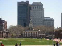 この公園の奥の中心に「Independence Hall」（独立記念館）がありました。