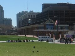 広場に面して「Independence Visitor Center」（インディペンデンス観光案内所 ）がありました。