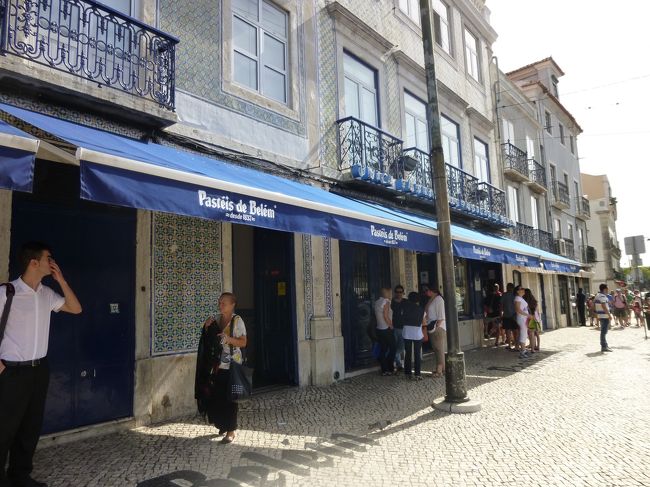 ジェロニモス修道院で下車し、私たちだけ<br />逆方向のパスティス・デ・ベレンへ。<br />入り口近くの席は空いてませんが奥へ進むと<br />色々な所に席があります。<br />更に進むと大広間のような場所がありますので<br />混んでいても諦めないで下さい。