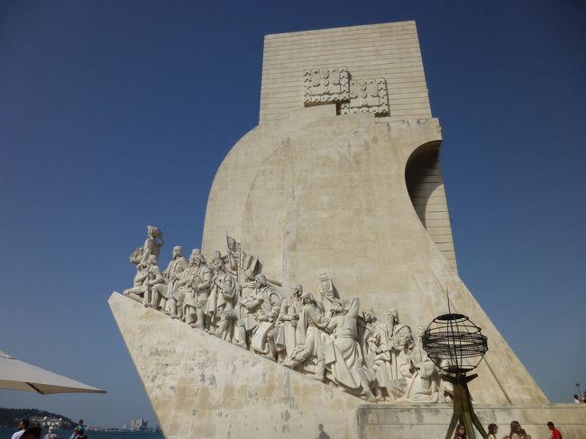 お腹も満たされジェロニモス修道院へ戻ると<br />スゴイ人が並んでます。<br />ベレンの塔の方を先に‥というクチコミを見ていたので<br />先に行くことに。その前に発見のモニュメントへ。