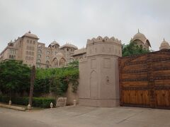 今回のお宿　Fairmont Hotel Jaipurに到着
宮殿を模した豪華な外観
門を通るのもチェックが厳重です