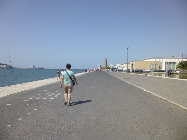 ベレンの塔へ海沿いを歩いて行きます。<br />途中で迂回が必要ですが気持ち良く歩けます。