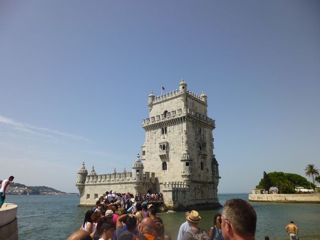ベレンの塔です。<br />入場券購入する人の長い列が出来てます。<br />とりあえず並びました。